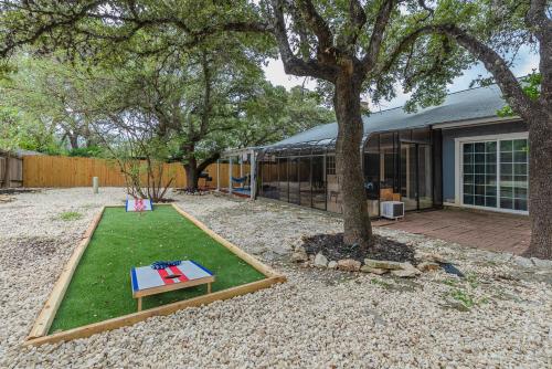 Beautiful Home With Sunroom, Gameroom, Yard & Bbq