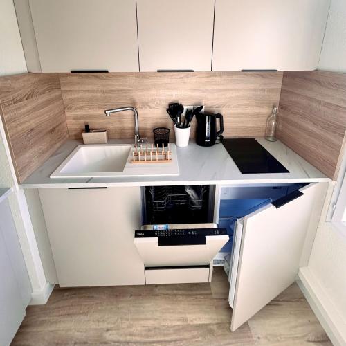 Modern 1 Bdr + Balcony + Free Parking + AC + Pool in L'Isle-d'Abeau