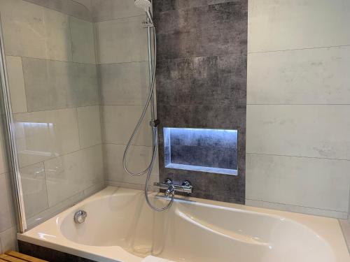 Bathroom, Landhotel Lowen in Erlabrunn