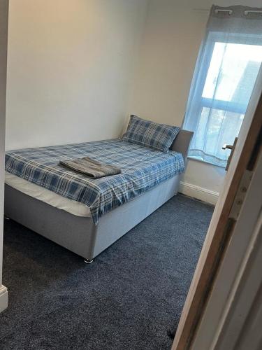 Luton Home near Airport Private & Shared Bathroom Option