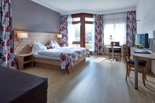 1 queen bed, 1 twin bed
