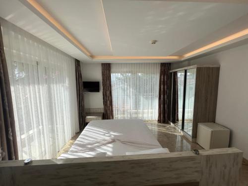 Double Room with Sea View image 2