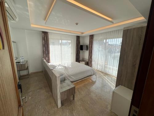Double Room with Sea View image 3
