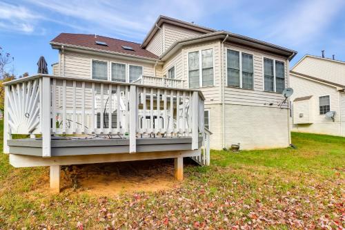 Pet-Friendly Lanham Getaway with Community Pool! in Lanham (MD)