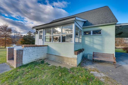 Charming Gardiner Home with Yard - Pets Welcome!