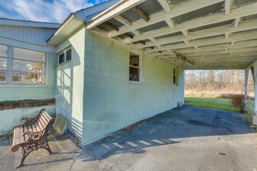 Charming Gardiner Home with Yard - Pets Welcome!