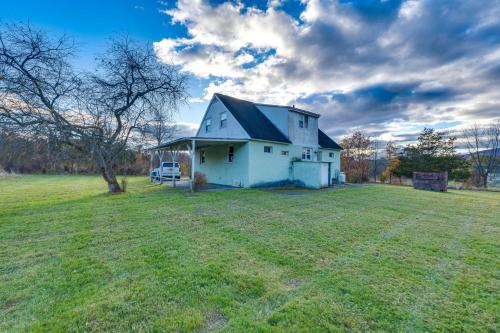 Charming Gardiner Home with Yard - Pets Welcome!