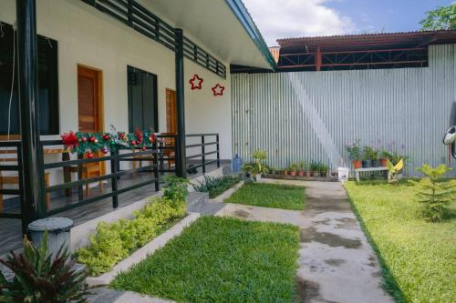 Garden, L'Puerta Travel Inn in Hinoba-an