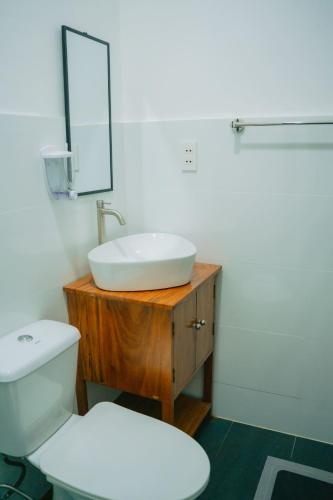 Bathroom, L'Puerta Travel Inn in Hinoba-an