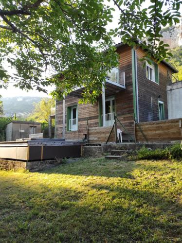 Maison au bord de l'eau avec Jacuzzi - Location saisonnière - Millau