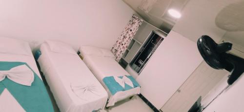 3 twin beds