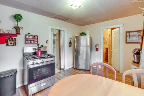 Grizzly Pine Cottage - Walk to Ski Beach Park! in Big Bear Lake, USA