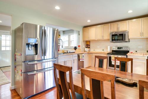 Serene Springfield Retreat on 6 Acres with Hot Tub! in Springfield, USA