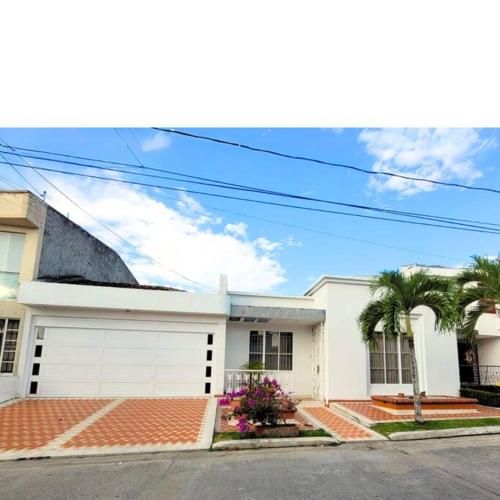 Hermosa Casa con doble garaje amoblada en el Albergue