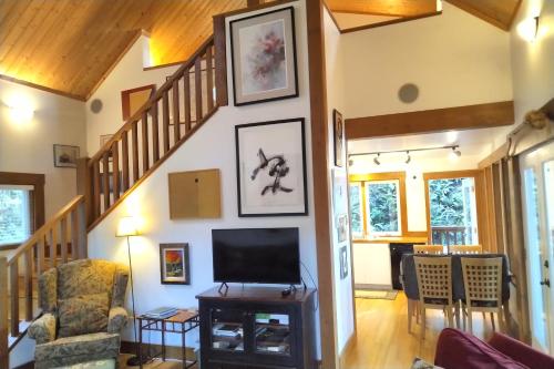 Moon Dance Cabin in Madeira Park, Canada