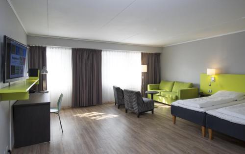 2 twin beds, 2 bunk beds, 1 sofa bed
