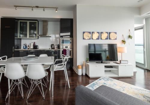 Sunny, Modern Condo With Breath-Taking View