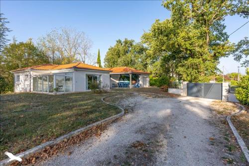 Maison moderne et lumineuse gîte à louer Brousse