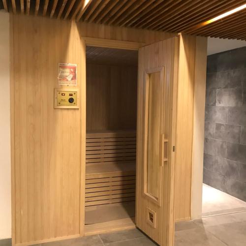 Superior One-Bedroom Apartment with Balcony image 9