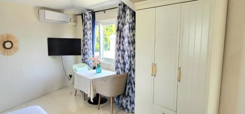 Lovely studio apartment with views of the lagoon. - Tap to explore photos