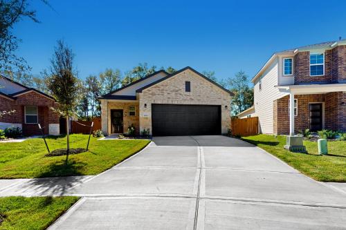Patio Dining & Yard: Porter Escape, 3 Mi to Golf in Porter