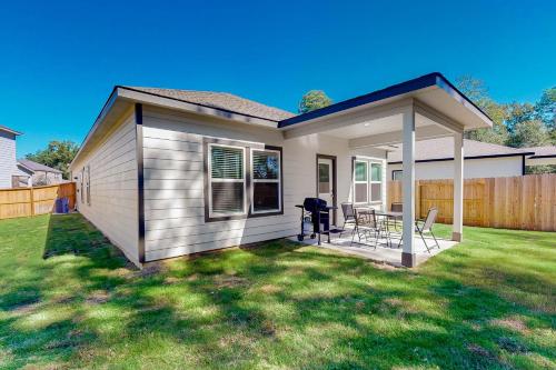 Patio Dining & Yard: Porter Escape, 3 Mi to Golf in Porter