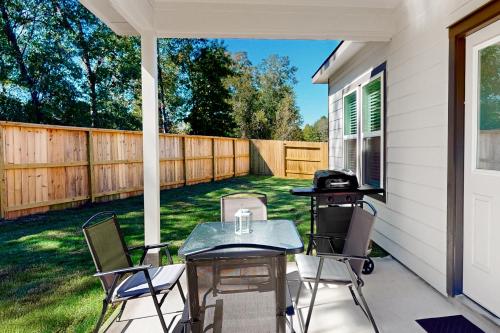 Patio Dining & Yard: Porter Escape, 3 Mi to Golf in Porter
