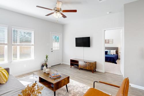 Patio Dining & Yard: Porter Escape, 3 Mi to Golf in Porter