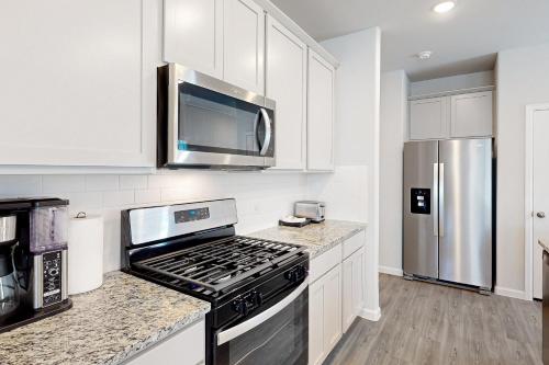 Patio Dining & Yard: Porter Escape, 3 Mi to Golf in Porter