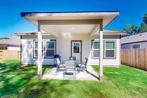 Patio Dining & Yard: Porter Escape, 3 Mi to Golf in Porter