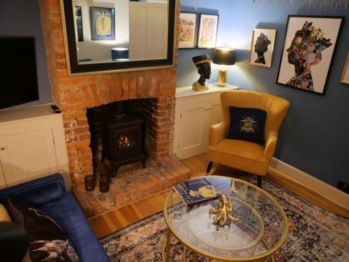 Queens Cottage, Wivenhoe Stylish, Plush, Cosy, Convenient & Quirky, 2x Double Bed Period Cottage PLUS Patio - 9 min walk train, 4 min walk High Street Pubs, Restaurants, Shops