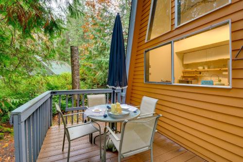 Harstine Island Cabin with Fire Pit Walk to Beach!