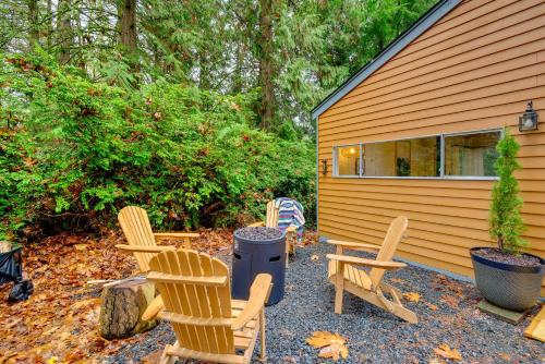 Harstine Island Cabin with Fire Pit Walk to Beach!