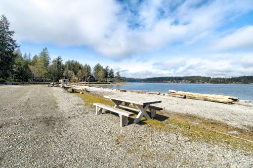 Harstine Island Cabin with Fire Pit Walk to Beach!