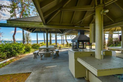 Harstine Island Cabin with Fire Pit Walk to Beach!