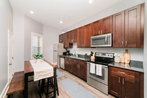 Walkable and Spacious Apt - Parking -- GroupStay in Pittsburgh, USA