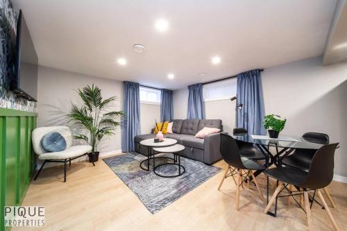 Modern Urban Escape -King Bed -Pet Friendly - Free Parking & Netflix - Fast Wi-Fi - Apartment - Edmonton