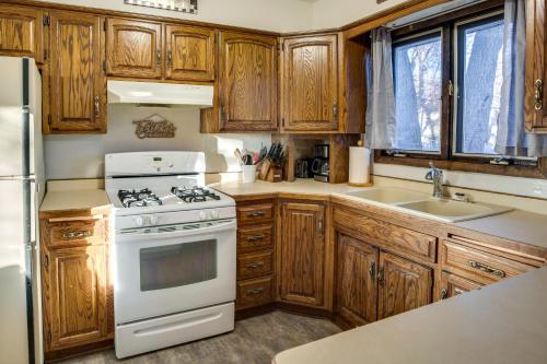 7 Mi to Munsinger Gardens Sartell Home with Deck