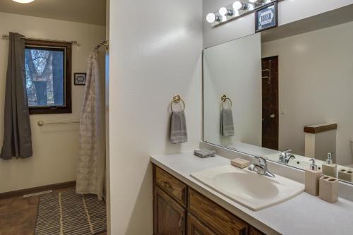 7 Mi to Munsinger Gardens Sartell Home with Deck