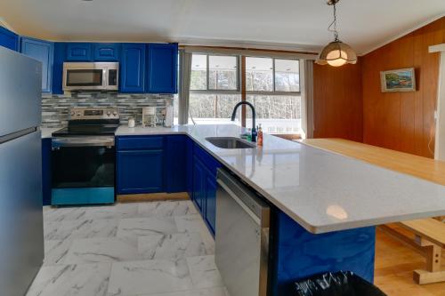 Londonderry Vacation Home with Deck and Gas Grill! in Londonderry, USA