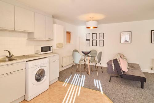 King's Corner - Townhouse in the Heart of the City - image 2