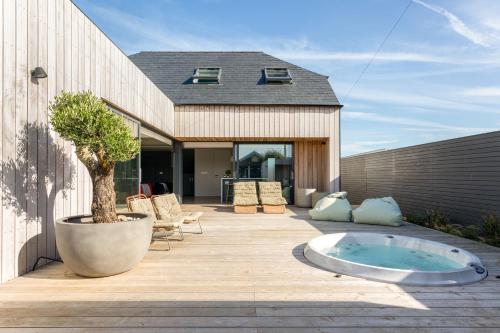 Downsea - Luxury Seaside Home with Hot Tub