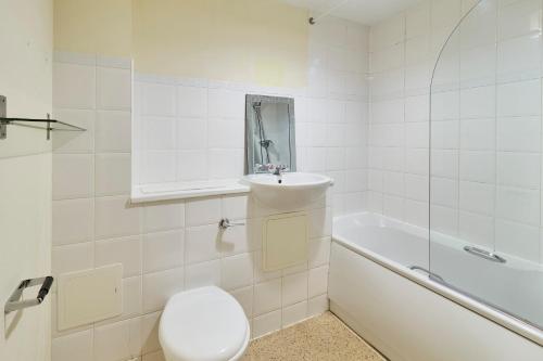 Bingley Court - Open plan apartment near Canterbury East Station - image 7