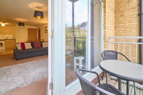 Bingley Court - Open plan apartment near Canterbury East Station - image 9