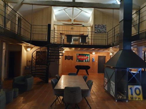 exceptionnel loft style industriel tout equipe 15 personnes avec piscine et jacuzzi in Lavergne