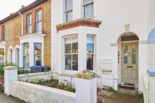 Sail Away - 2 bed apartment near the seaside - image 11