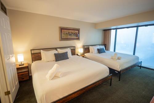 Stay Together Suites - Suite On The Strip Steps From Bellagio & Cosmo Sleeps 11 - NO RESORT FEE, Las Vegas (photo 3)