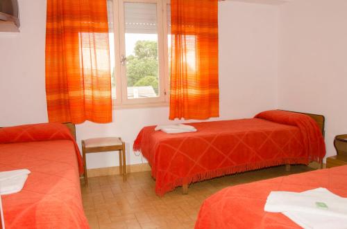 3 twin beds