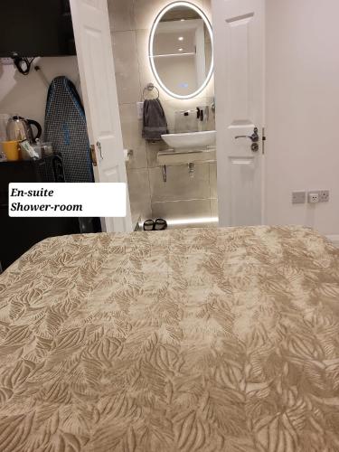 Fully Air-Conditioned Bedroom w 2 Double Beds & King Size Sofa Bed w Ensuite Bathroom Near Grand Union Canal - FREE Parking