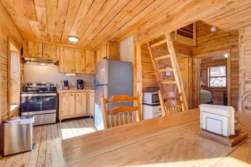 Secluded Cotter Cabin, 1 Mi to White River Fishing in Cotter, USA